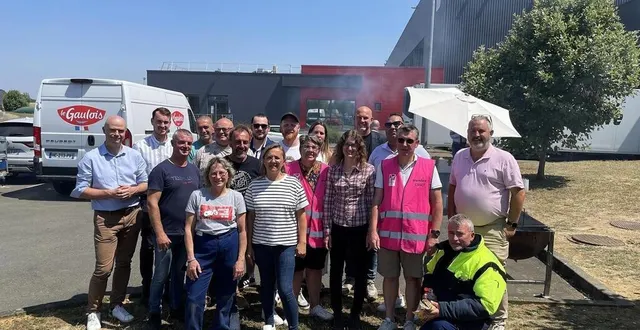 photo  une partie des collaborateurs qui ont pris part au barbecue organisé sur le site logistique plb, du groupe ldc, au bailleul, vendredi 20 juin 2025.  &copy;  ouest-france 