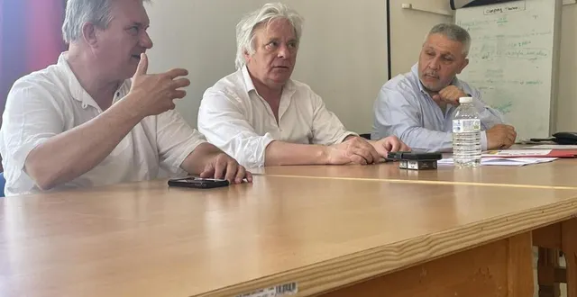 photo  le maire (à gauche) ne s’est pas dit opposé au souhait des responsables du fca (ici le président hubert bayer et josé de sousa goncalves) de construire un club-house au stade gérard saint, près des terrains de football.  &copy;  ouest-france 