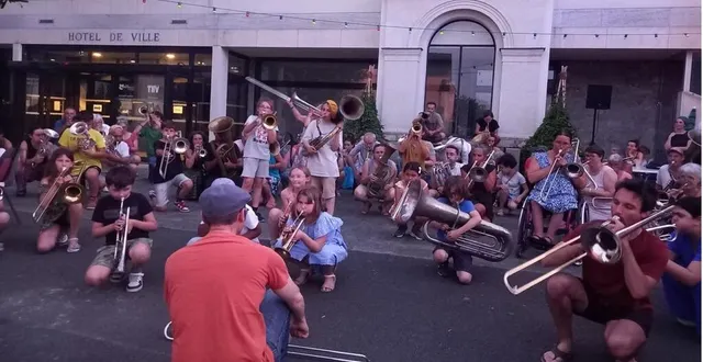 photo  le concert de la fanfare de la touffe s’est achevé, sans fausses notes, sur le parvis de la mairie.  &copy;  ouest-france 