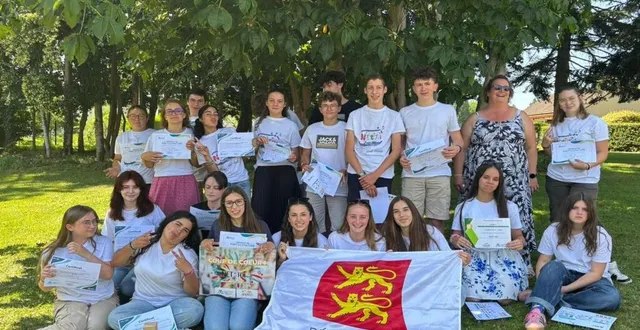 photo  les collégiens entrepreneurs ont remis une partie de leurs bénéfices à l’association handi’chiens.  &copy;  ouest-france 