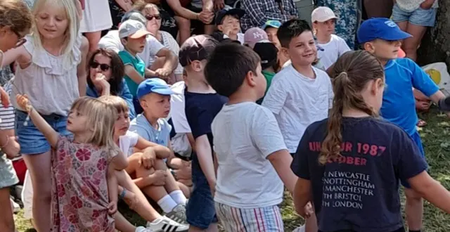 photo  malgré la chaleur annoncée, la fête de fin d’année des écoles de caligny et montigny-sur-noireau s’est déroulée, dimanche, dans la fraîcheur ombragée de la cour de l’école de caligny, au pied de ses vieux arbres. un choix judicieux de l’association des parents d’élèves. les enseignants ont remercié les mairies de caligny et montigny, qui ont contribué à hauteur de 4 300 € pour soutenir les activités scolaires.  &copy;  ouest-france 