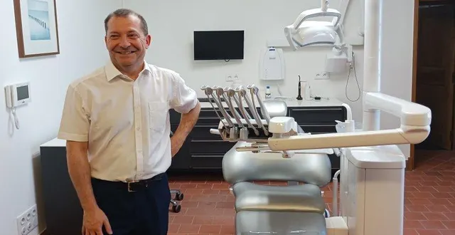 photo  sébastien gouhier, le maire, présente le fauteuil du cabinet dentaire financé par la commune.  &copy;  ouest-france, 