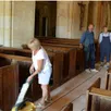 photo  les bénévoles de l’association nettoient l’église saint-julien avant l’ouverture aux visites. 