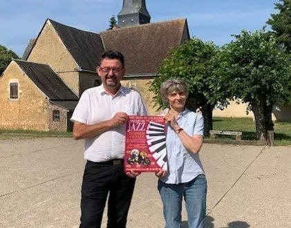 photo  vincent barrais, maire délégué de la commune et la contrebassiste, patricia lebeugle.  &copy;  ouest-france 