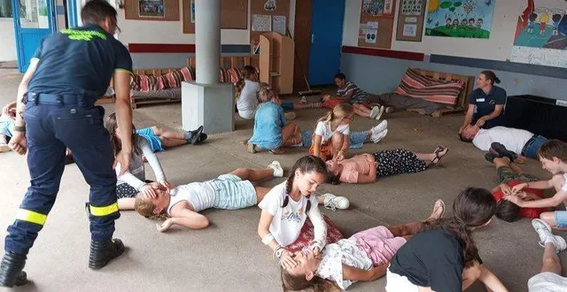 photo  sous la direction de charlotte brochard (au fond) et léo cady, les formateurs du centre français de secourisme, les élèves de cm2 de l’école saint-louis ont appris les gestes qui sauvent.  &copy;  co 