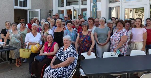 photo  le groupe des bénévoles, responsables des associations et membres du conseil d’administration du ccas pour fêter une année riche d’actions.  &copy;  co 