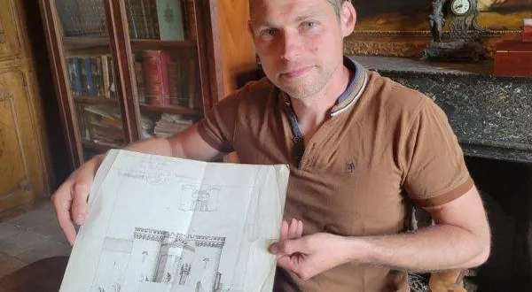 photo  anthony durand a présenté un des plans du xixe siècle du château du pineau.  &copy;  co 
