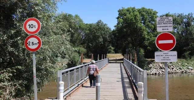 photo  la passerelle estivale est dressée en fonction du niveau du louet. réservée aux piétons, cyclistes et cavaliers, elle permet de randonner à travers l’île de rochefort : paysages bucoliques, chemin ombragé de magnifiques chênes têtards pour découvrir la ferme du désert, déjà mentionnée en 1181. cette passerelle permet d’éviter aux exploitants de la grand pré le détour par rochefort.  &copy;  co 