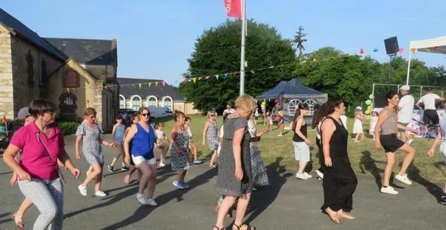 photo  à la fête de la musique, l’association trangé bougez a invité le public à la danse en ligne, un madison pour commencer.  &copy;  le maine libre 