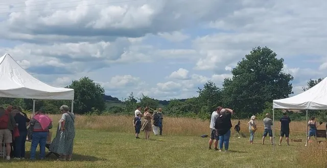 photo  une soixantaine de participants se sont familiarisés au néolithique.  &copy;  le maine libre 