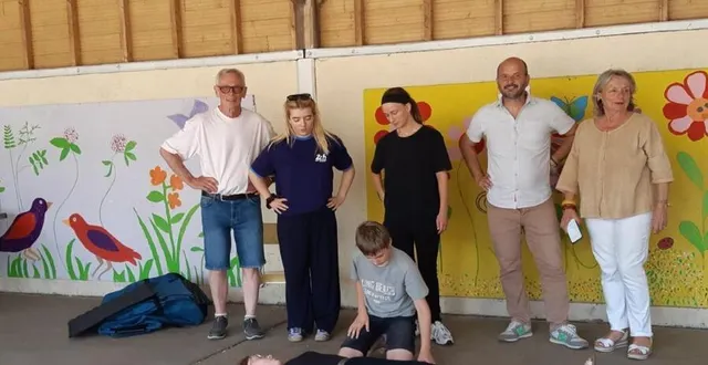 photo  de gauche à droite : philippe ramage, les deux services volontaires européens, nicolas bourlier et catherine coiffard.  &copy;  le maine libre 