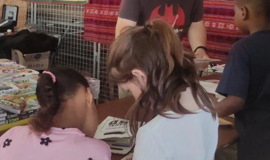 photo  gilles de la librairie bulle a été très sollicité pendant ces deux jours.  &copy;  le maine libre 