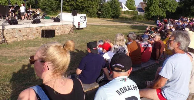 photo  au théâtre de verdure, le public a pu trouver un peu d’ombre.  &copy;  le maine libre 