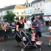 photo  lorsque la température a un peu baissé, les mayetais se sont attardés sur la place du village. 