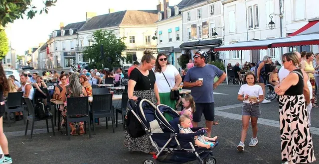 photo  lorsque la température a un peu baissé, les mayetais se sont attardés sur la place du village.  &copy;  le maine libre 
