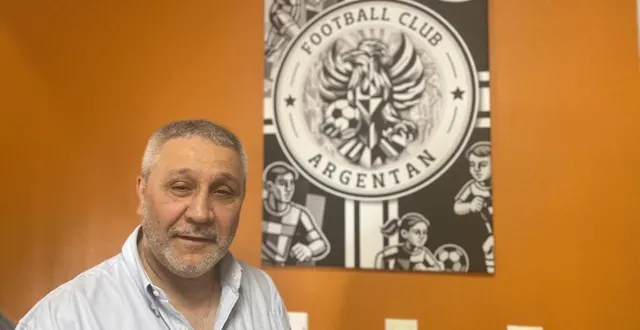 photo  josé de sousa goncalves devant le nouveau logo du fca, samedi lors de l’assemblée générale.  &copy;  ouest-france 
