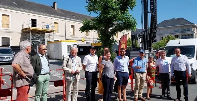 photo  élus, représentants du cabinet d’architecture fardin et du programme actee, et les responsables techniques devant les travaux de rénovation de la mairie et devant la foreuse pour la géothermie.  &copy;  ouest-france 