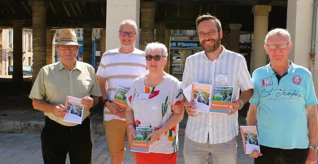 photo  de gauche à droite : philippe cohin (trésorier et greeter à saint-vincent-des-prés), philippe ory (secrétaire), brigitte hérisson (directrice de l’office), fabien katitsch (guide conférencier et conseiller en séjour), christian leboul (vice-président).  &copy;  le maine libre 
