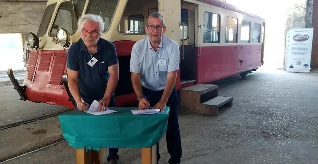 photo  bruno duru et jean-paul lescat signent la convention de mise à disposition de l’autorail.   &copy;  le maine libre 