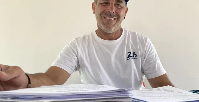 photo  fabien chenais, président du comité des fêtes de fatines et ancien gagnant du rallye tandem, gère le lourd dossier du concert du collectif métissé avec le sourire.  &copy;  ouest-france. 