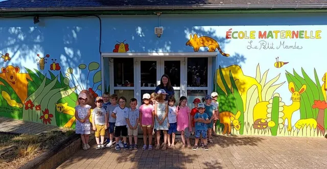 photo  lors de l’inauguration, les enfants ont posé pour la photo souvenir devant leur œuvre.  &copy;  le maine libre 
