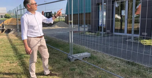photo  le maire laurent paris sur le chantier de l’extension du club-house de tennis.   &copy;  le maine libre 