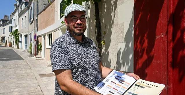 photo  savennières, 11 juin 2025. jérémy girault, 39 ans, maire de savennières, présente le nuancier qui s’applique dans sa commune, comme à bouchemaine et béhuard. c’est avec ces teintes que peuvent être repeints les portes, portails, fenêtres et autres volets visibles depuis la rue.  &copy;  co – laurent combet 