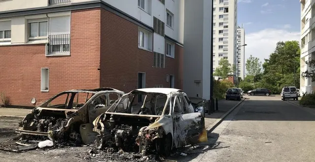 photo  deux voitures brûlées rue jacques feyder, à nantes (loire-atlantique), le 25 juin 2025.  &copy;  ouest-france 