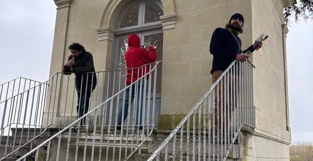 photo  l’exposition « les flottants » se prépare.  &copy;  château de montsoreau 