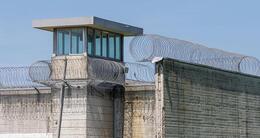 Info insolite  la tentative d’évasion s’est soldée par une opération de sauvetage des pompiers à la prison de rio branco (brésil). 