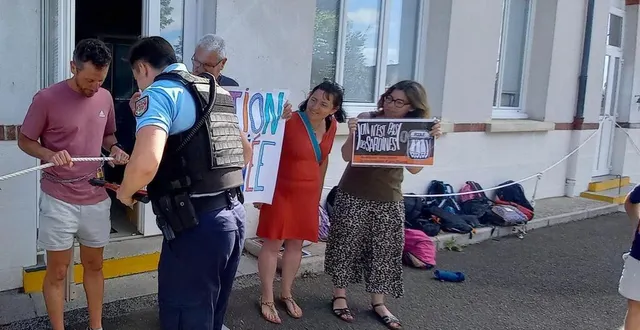 photo  lundi 23 juin 2025, dans la cour de l’école de bessé-sur-braye, un gendarme est venu couper la chaine qui reliait les parents d’élèves aux portes de cours ligaturées par une grosse corde.  &copy;  ouest-france 