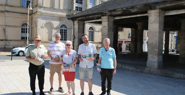 photo  sur le parvis des halles, place carnot, brigitte hérisson, directrice de l’office de tourisme maine saosnois, (au centre), accompagnée de fabien katitsch, guide conférencier, christian leboul, membre. à sa gauche, philippe ory, membre de l’otms, et philippe cohin, membre et greeter à sa droite.  &copy;  ouest-france 