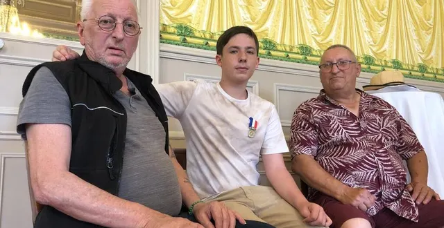 photo  noé cherioux a sauvé la vie de son grand-père, patrick galay (à gauche), le 24 juillet 2024 à chalonnes-sur-loire (maine-et-loire). il a été récompensé par une médaille de bronze pour acte de courage et de dévouement.  &copy;  ouest-france 