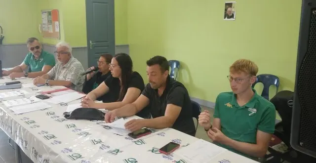 photo  la présidente, léone rier (micro) a ouvert la séance par un hommage à yves olivier.  &copy;  ouest-france 