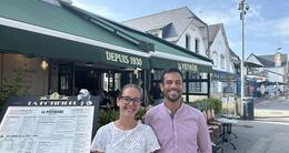 Info insolite  morgane chopin (le grissini) et augustin algret (la potinière), coorganisateurs du bar tender beach challenge et de la course des garçons et de filles de café. 