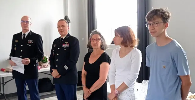 photo  le commandant romain soulary, sa femme et ses deux enfants, avec à ses côtés le colonel pierre-olivier benech.  &copy;  ouest-france 