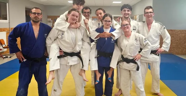 photo  à gauche, benoit hubert, et au 1er plan de gauche à droite : clémence lecanu, léandre arbini, héléa bailleul, célia salles et lou chaptois  &copy;  . ouest-france 