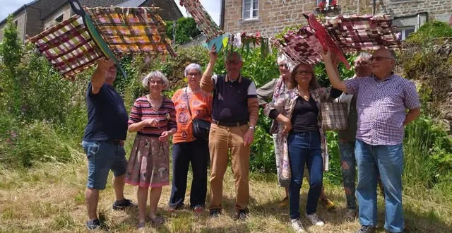 photo  des membres de l’équipe de bénévoles, qui a réalisé des oiseaux, dans le cadre du thème de l’envol, sous la direction de gine guibout, coordinatrice artistique. ils seront exposés, ainsi qu’une chenille géante, dans le champ des claudes.  &copy;  cavée des artistes 