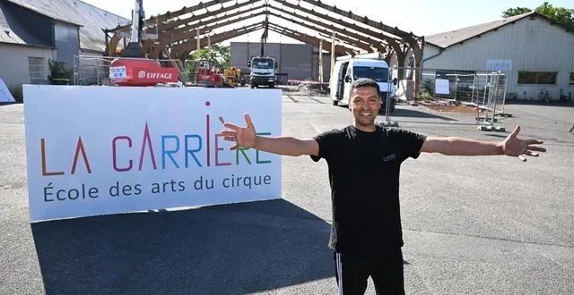 photo  saint-barthélemy-d’anjou, le 24 juin 2025. khalid lammini, directeur de la carrière, devant la salle-rue en pleins travaux. le bâtiment de droite sera ensuite réhabilité à son tour.  &copy;  co – josselin clair 