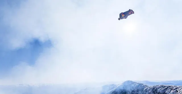 photo  image d’illustration. ici, le parachutiste sébastian alvarez dans la région d’araucania, au chili, le 7 octobre 2021.  &copy;  afp 