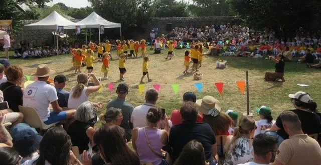 photo  la kermesse de l’école saint-louis s’est déroulée dimanche 22 juin. les élèves de toutes les classes ont présenté un beau spectacle devant les parents et grands-parents venus en nombre.  &copy;  co 