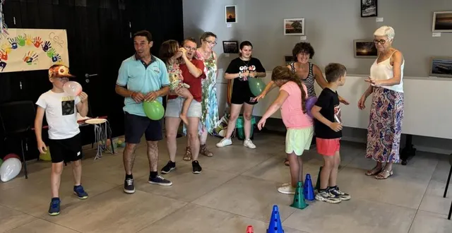 photo  enfants et parents se sont prêtés aux jeux des cerceaux, ballons et plots.  &copy;  co 