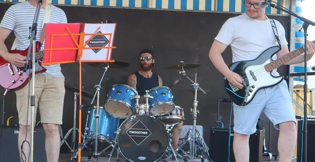 photo  c’est le groupe twogether qui a donné le ton une partie de la soirée.  &copy;  le maine libre 