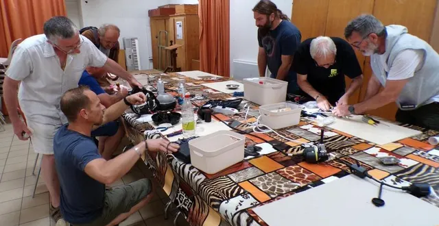photo  des outils, des vêtements, des vélos, de l’électroménager ou encore de l’informatique peuvent passer entre les mains des techniciens.  &copy;  le maine libre 