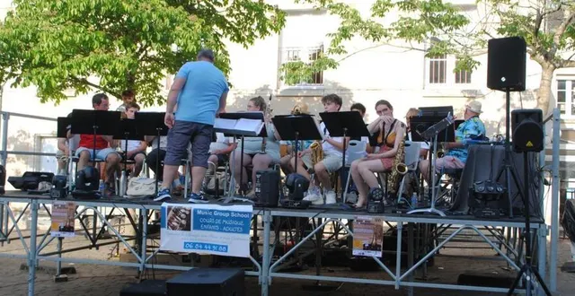 photo  l’association music groupe school de sébastien collard et sa fanfare le changeon ont animé la place leclerc, floria girard et l’atelier musique actuelle de baugeois vallée se sont installés rue michel-couet.  &copy;  co 