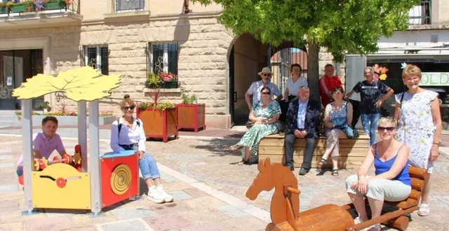 photo vimoutiers. jeux, bancs et jardinières installés en centre-ville 