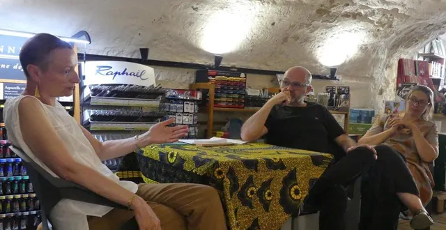 photo  sarah poulain et olivier denis ont expliqué leur démarche à la librairie un autre pays.  &copy;  ouest-france 