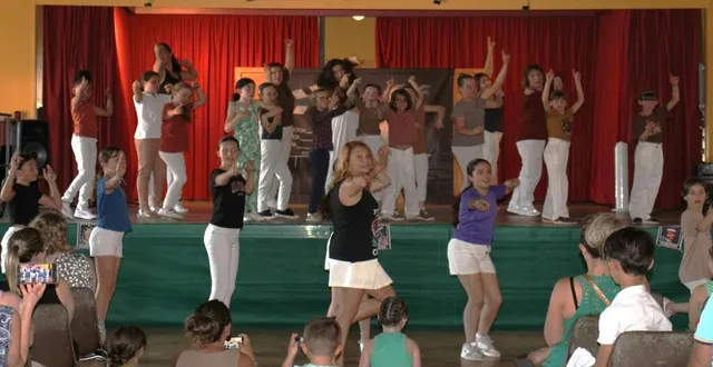 photo  les élèves s’en sont donné à cœur joie malgré la chaleur.  &copy;  ouest-france 