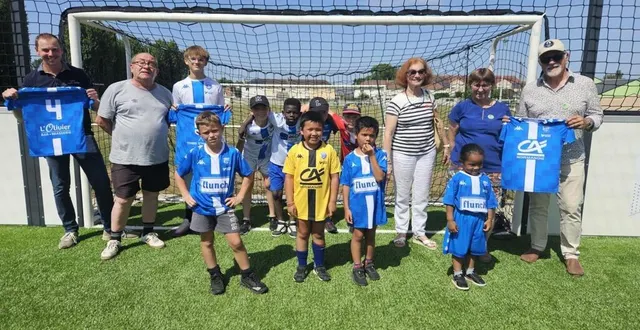 photo  manuel manson (à gauche), gérant de la brasserie l’olivier, et marc manguin (à droite), président de la caisse locale du crédit agricole d’alençon, ont remis de nouveaux maillots aux jeunes corbenois.  &copy;  ouest-france 