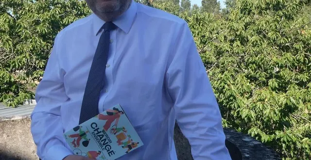 photo  yves-marie hervé, maire, présente le livret distribué à tous les habitants.  &copy;  ouest-france 